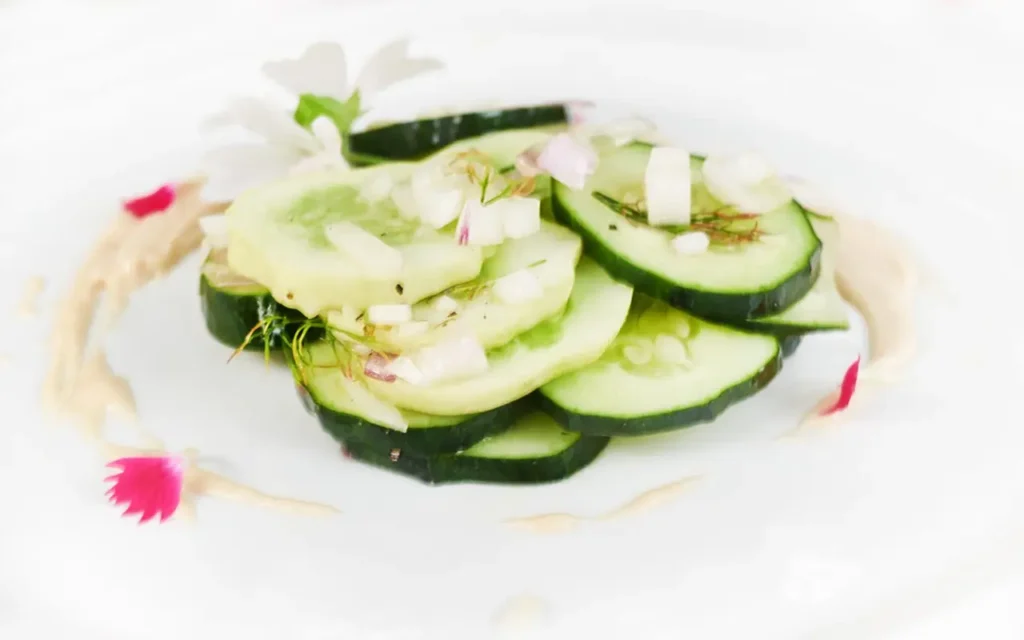 Attenzione al modo in cui mangi l’insalata: può non essere salutare Attenzione al modo in cui mangi l’insalata: può non essere salutare