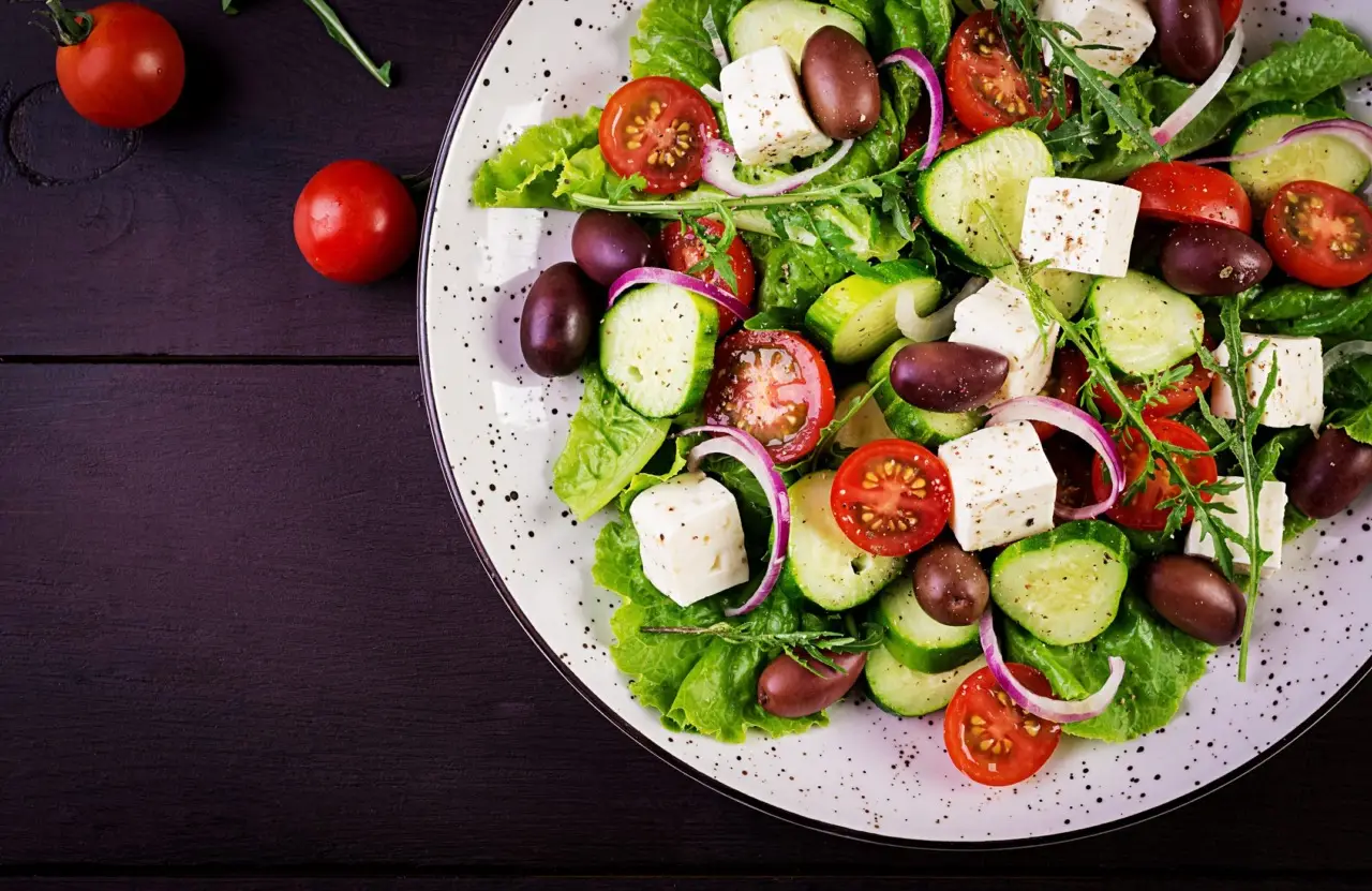 Attenzione al modo in cui mangi l’insalata: può non essere salutare Attenzione al modo in cui mangi l’insalata: può non essere salutare
