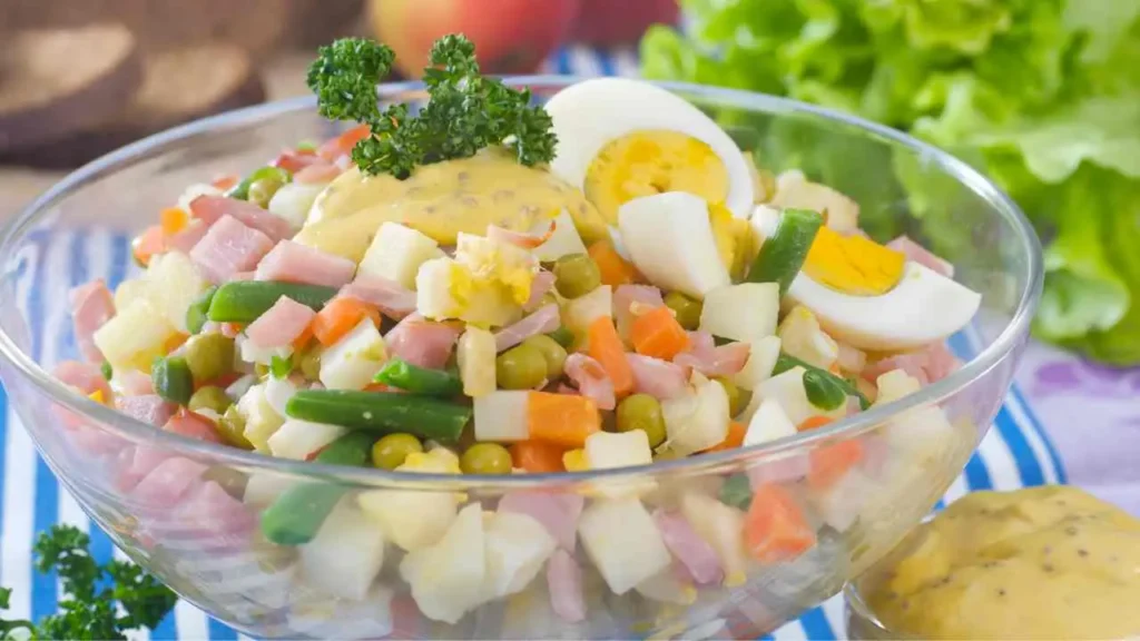 Attenzione al modo in cui mangi l’insalata: può non essere salutare Attenzione al modo in cui mangi l’insalata: può non essere salutare