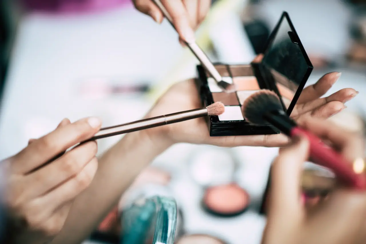 Allarme trucco contaminato: sono stati ritirati dal mercato due prodotti, controlla subito il tuo beauty case Immagine selezionata