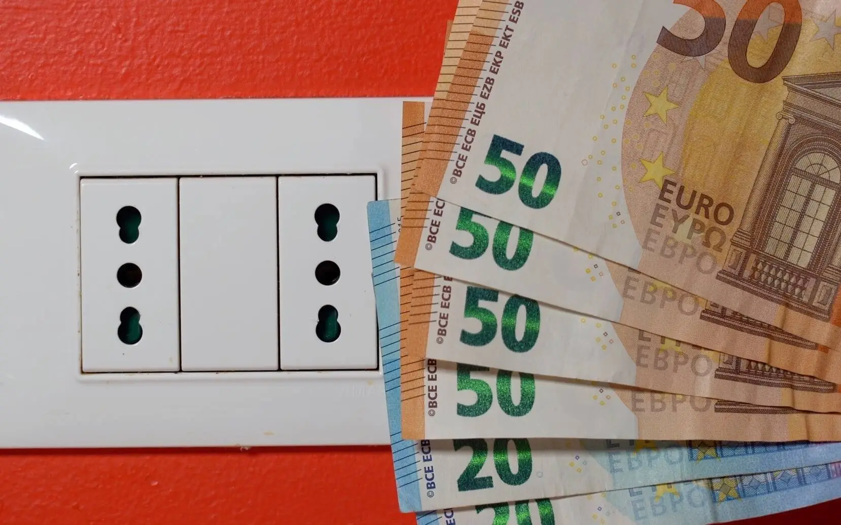 Parte il bonus da 200 euro per le bollette luce: ecco chi può richiederlo e come fare domanda Parte il bonus da 200 euro per le bollette luce: ecco chi può richiederlo e come fare domanda